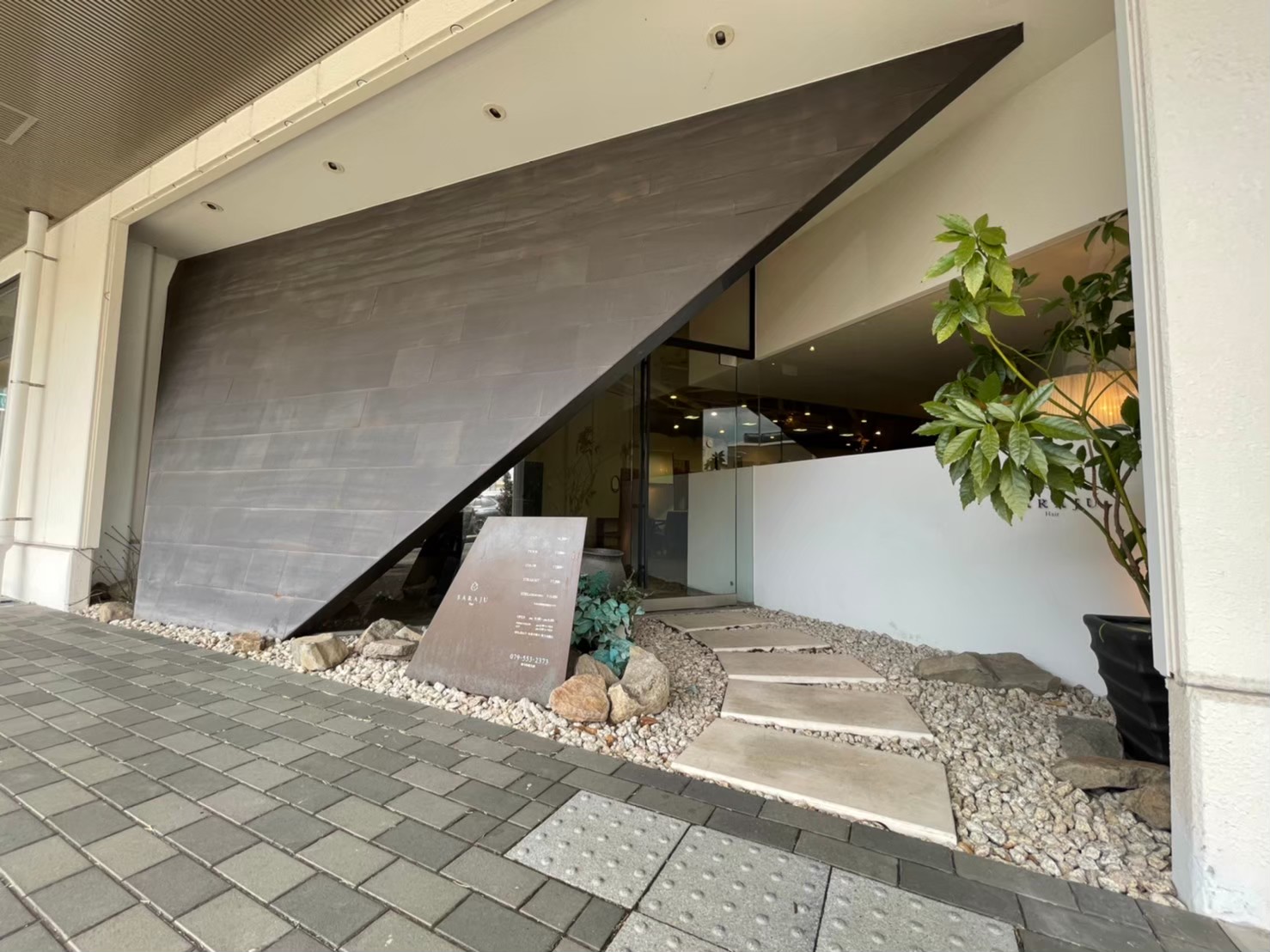 SARAJU三田店の外観・入口